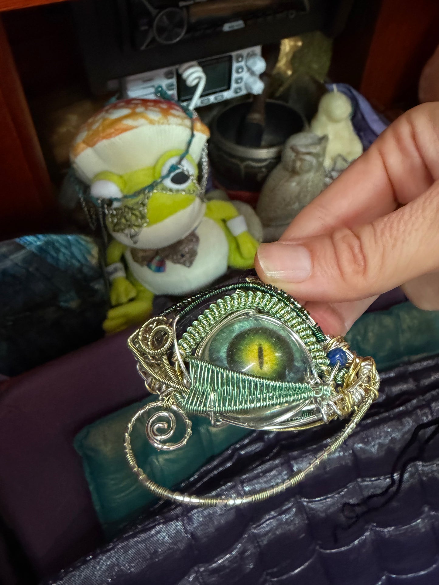 All seeing eye of frog