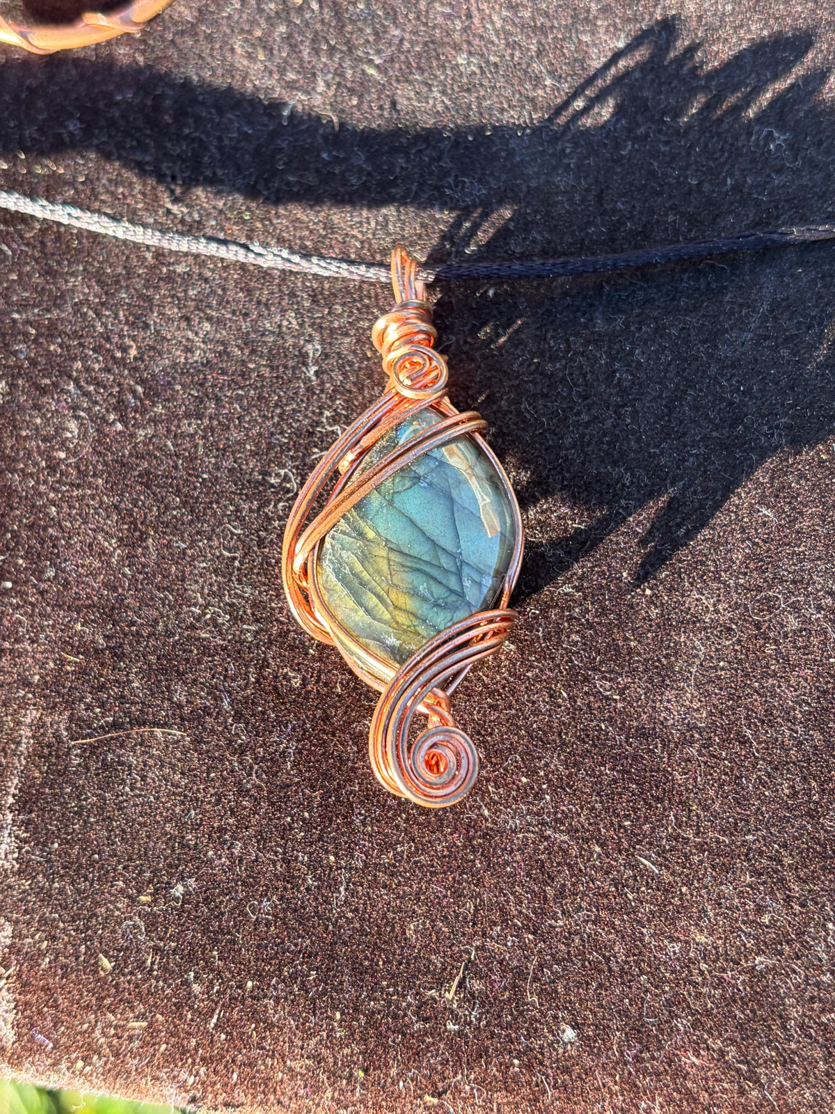 Labradorite pendant for harmonizing your past lives ￼