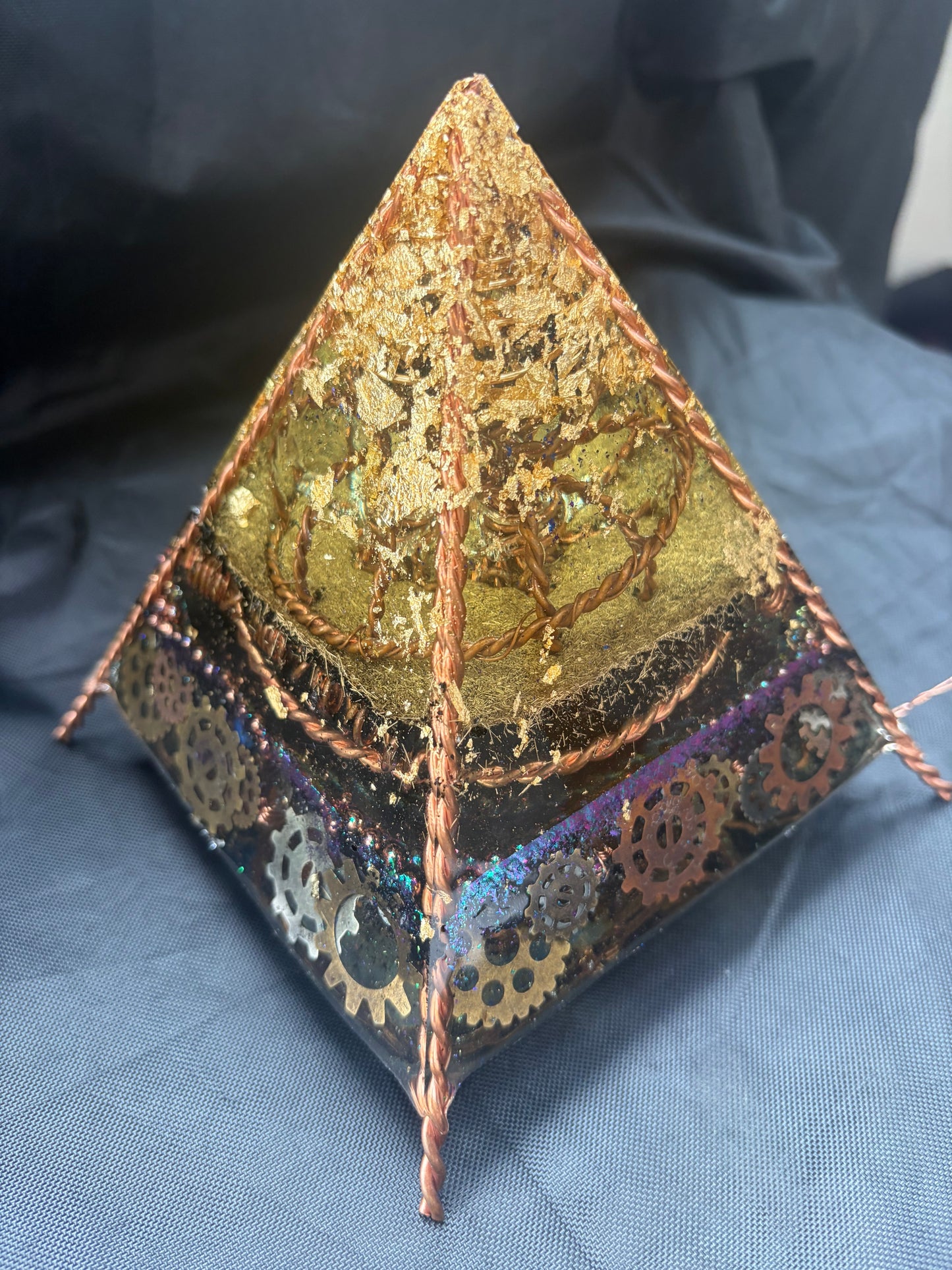 Harmonic field collection: pyramid amplifier