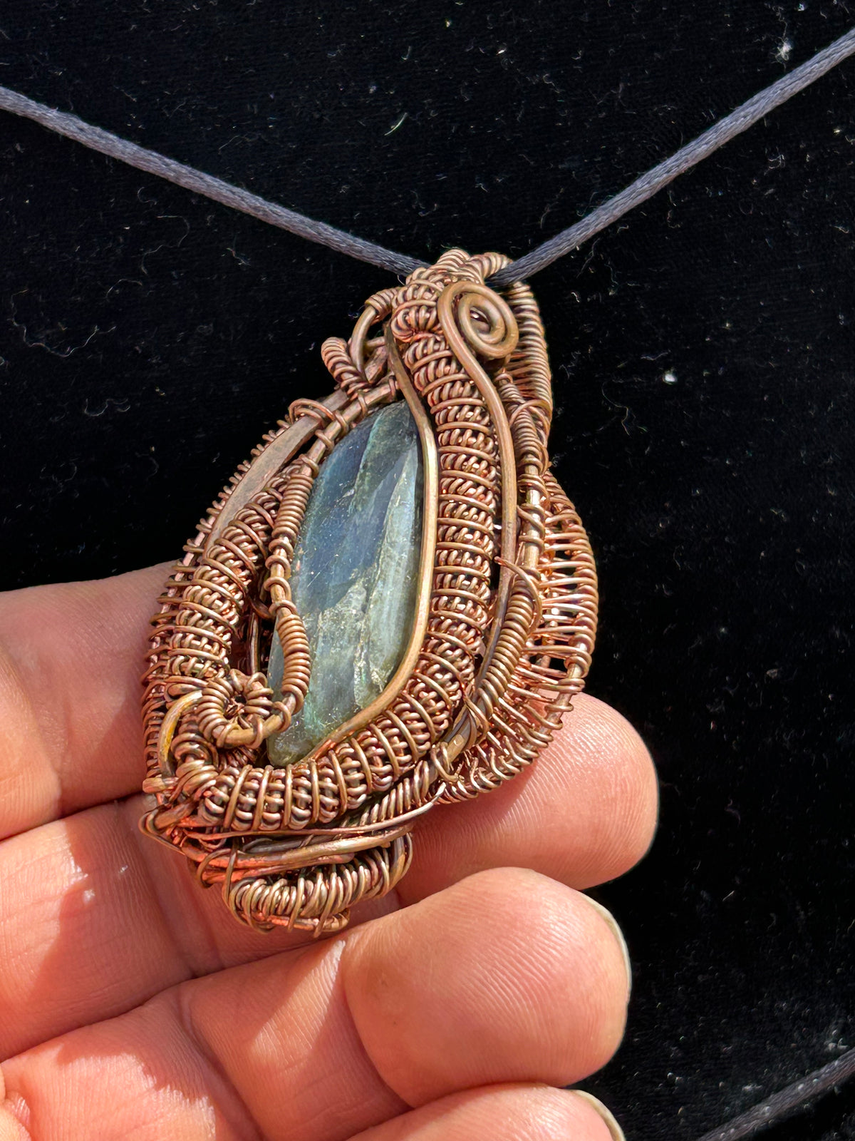 Labradorite, beautiful stone tailsmen pendant